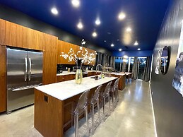 ATX Icon Mansion Rainey Street 6 min Walk