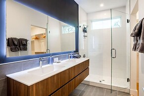 Chic 4BR Pool House - Steps to South 1st Street