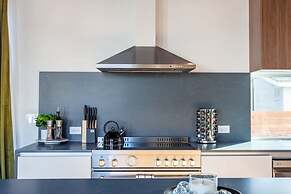 Chic 4BR Pool House - Steps to South 1st Street