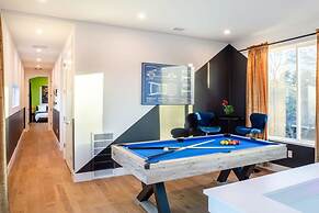 Chic 4BR Pool House - Steps to South 1st Street