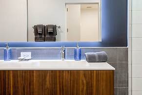 Chic 4BR Pool House - Steps to South 1st Street