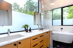 Backyard Pool Oasis Rainey Street 6 min Walk