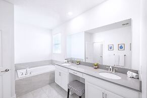 Spacious Villa w Pool Hot Tub Golf Lazy River