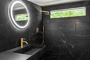 Heated Pool Haven w Hot Tub Downtown 3 mi