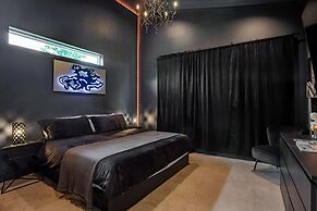 Heated Pool Haven w Hot Tub Downtown 3 mi