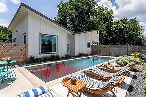 Heated Pool Haven w Hot Tub Downtown 3 mi