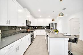 Upstay - Storey Lake Home w Pool - Hot Tub - Games