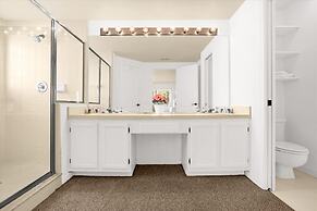 Spacious Home w Garden BBQ and Games at Golf Club