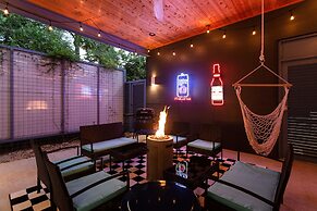 Modern ATX Mansion 6th Street 3 min Scooter