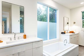 Modern ATX Mansion 6th Street 3 min Scooter
