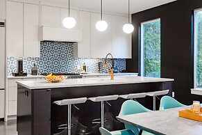 Modern ATX Mansion 6th Street 3 min Scooter