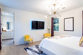 Modern ATX Mansion 6th Street 3 min Scooter