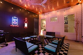 Modern ATX Mansion 6th Street 3 min Scooter