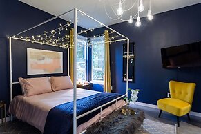 Modern ATX Mansion 6th Street 3 min Scooter