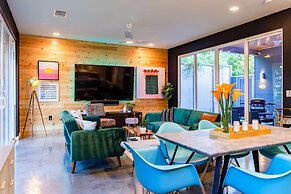 Modern ATX Mansion 6th Street 3 min Scooter