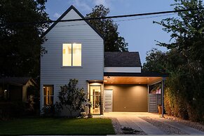 Modern ATX Mansion 6th Street 3 min Scooter