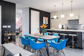 Modern ATX Mansion 6th Street 3 min Scooter