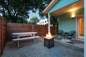 Upstay - East Austin Home w Yard Games Fire Pit