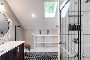 Upstay - East Austin Home w Yard Games Fire Pit