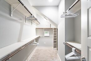 Upstay - East Austin Home w Yard Games Fire Pit