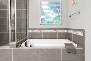 Upstay - East Austin Home w Yard Games Fire Pit