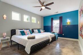 Upstay - East Austin Home w Yard Games Fire Pit