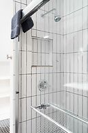 Upstay - East Austin Home w Yard Games Fire Pit