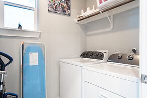 Upstay - East Austin Home w Yard Games Fire Pit