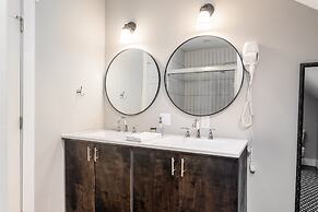 Upstay - East Austin Home w Yard Games Fire Pit