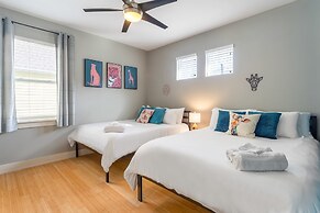 Upstay - East Austin Home w Yard Games Fire Pit