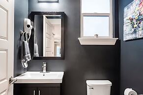 Upstay - East Austin Home w Yard Games Fire Pit