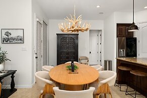 Upstay - Spacious Home w Pool-hot Tub-office-yard