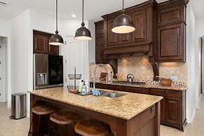 Upstay - Spacious Home w Pool-hot Tub-office-yard