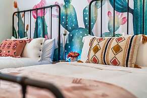 Upstay - Spacious Home w Pool-hot Tub-office-yard