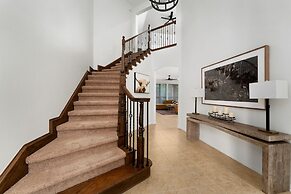 Upstay - Spacious Home w Pool-hot Tub-office-yard