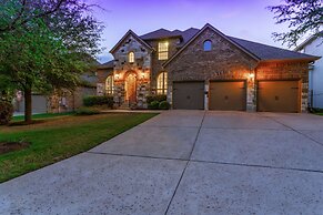 Upstay - Spacious Home w Pool-hot Tub-office-yard