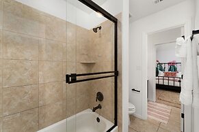 Upstay - Spacious Home w Pool-hot Tub-office-yard