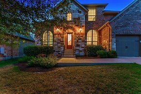 Upstay - Spacious Home w Pool-hot Tub-office-yard