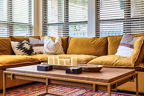 Upstay - Spacious Home w Pool-hot Tub-office-yard