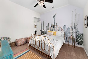 Upstay - Spacious Home w Pool-hot Tub-office-yard