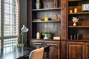 Upstay - Spacious Home w Pool-hot Tub-office-yard