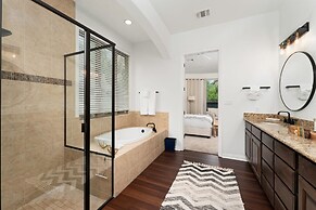 Upstay - Spacious Home w Pool-hot Tub-office-yard