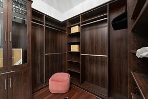 Upstay - Spacious Home w Pool-hot Tub-office-yard