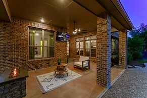 Upstay - Spacious Home w Pool-hot Tub-office-yard