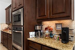 Upstay - Spacious Home w Pool-hot Tub-office-yard