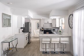 Upstay - Multiple Patio Decks Fenced-in Yard BBQ