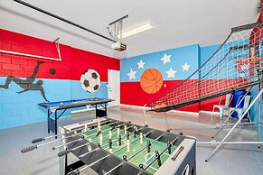 Waterfront Family Mansion w Pool BBQ Games Room