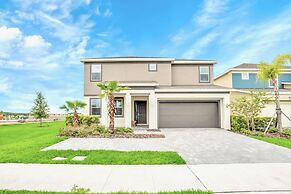 16-guest Lakefront Home w Pool-cinema-games