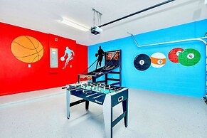 16-guest Lakefront Home w Pool-cinema-games