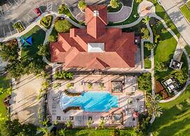 16-guest Lakefront Home w Pool-cinema-games